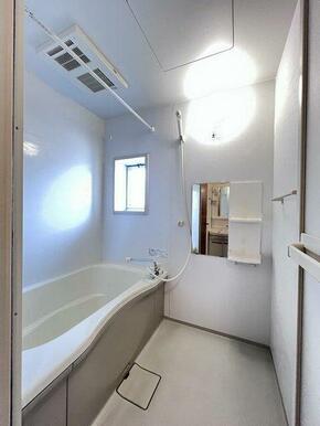 浴室には乾燥暖房機の設置がございます。