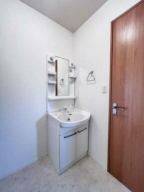 洗面脱衣所には洗髪洗面化粧台の設置がございます。