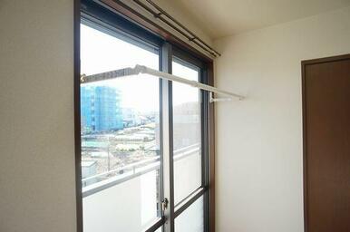 雨天・曇天時だけでなく花粉対策や防犯上、人目を避けたい洗濯物の室内干し用フレクリーン♪使わないとき…