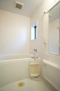 沸小窓が付いており、明るい雰囲気の浴室♪一日の疲れを癒やしてくれます♪沸かし直しが出来て経済的な追…