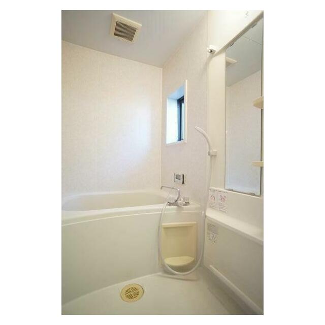 沸小窓が付いており、明るい雰囲気の浴室♪一日の疲れを癒やしてくれます♪沸かし直しが出来て経済的な追…