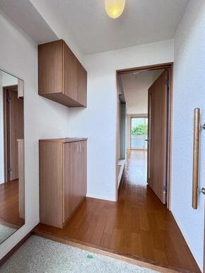 玄関には大容量な下駄箱と姿見鏡・土間収納の設置がございます。