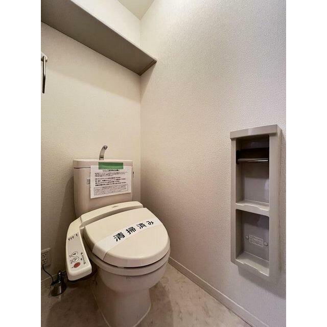 トイレには温水洗浄便座の設置がございます。