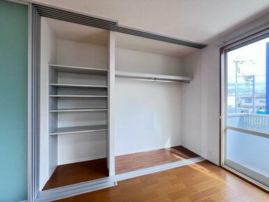 クローゼット収納部です。棚もあるので使い勝手が良いです。