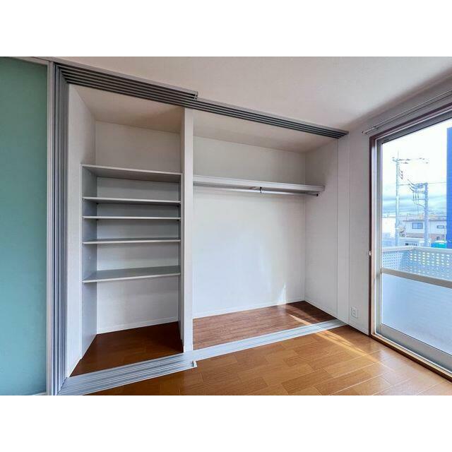 クローゼット収納部です。棚もあるので使い勝手が良いです。