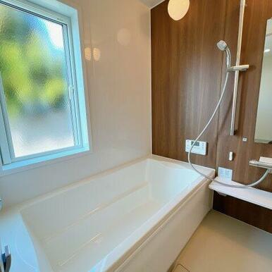 木目のアクセントで温かみを感じられる浴室！