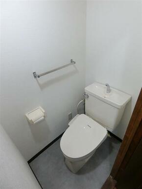 白基調のシンプルなトイレです。上部にストック棚もあります。