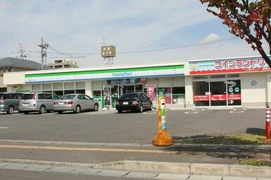 ファミリーマート 泉崎一丁目店