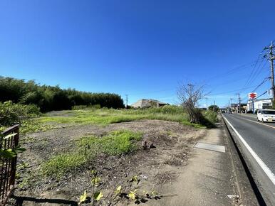 前面道路には歩道があるので車通りが多い時も安心ですね♪