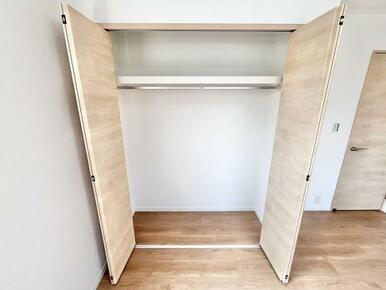 「2階南側洋室」クローゼット付きです。