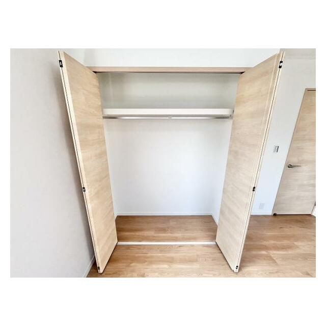 「2階南側洋室」クローゼット付きです。