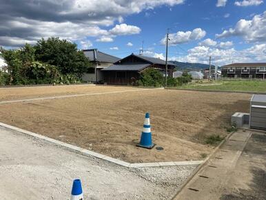 北西よりの外観。閑静な住宅地となっています。