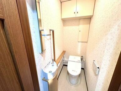 清潔感あふれる白を基調としたシンプルで使いやすいトイレ。手洗いカウンターが付いています♪