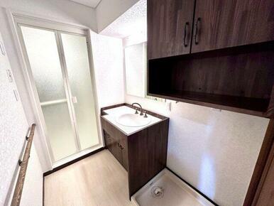 洗濯機置き場の上にはランドリーラックがあります。洗剤などを置く場所としても便利です