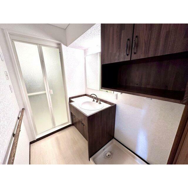 洗濯機置き場の上にはランドリーラックがあります。洗剤などを置く場所としても便利です