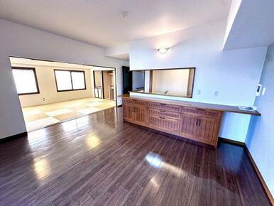 日用品や小物をしまえる収納付きで、リビングをすっきり保てます！