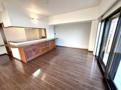 自然光がたっぷりと差し込み、明るく温かみのあるリビングダイニング。