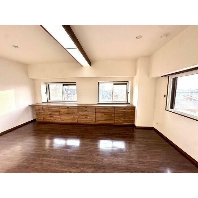 二面採光の明るい洋室。約11帖あるため、お部屋を広々と使えます♪