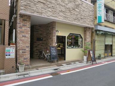 １階店舗はオシャレな総菜屋さん