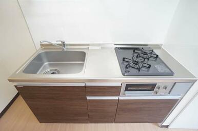 【キッチン】システムキッチンを採用。２口ガスコンログリル付きです。