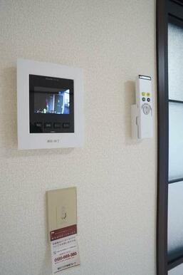 カラーモニター付きインターホンを採用しております。