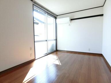 洋室6帖です。南東向きで日当たり良好