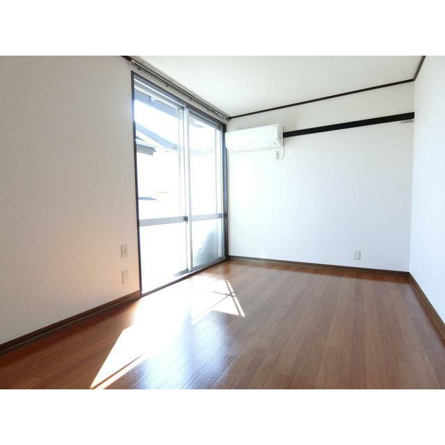 洋室6帖です。南東向きで日当たり良好