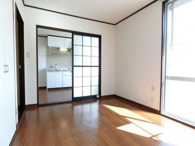 洋室6帖です。南東向きで日当たり良好