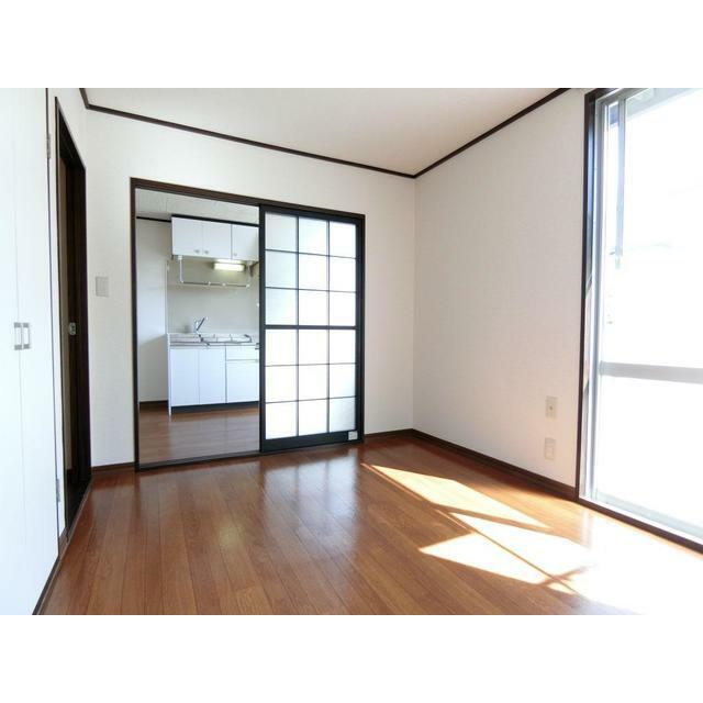 洋室6帖です。南東向きで日当たり良好