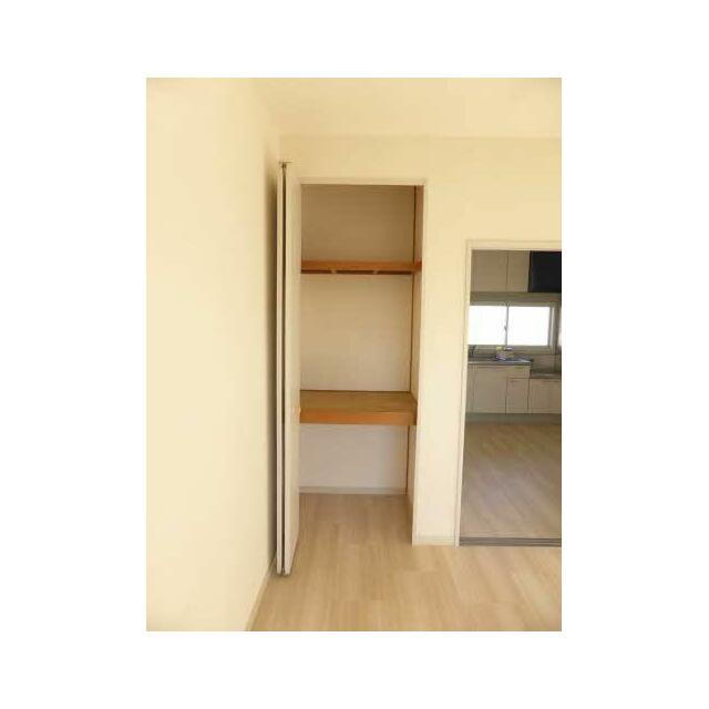 西側洋間収納