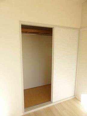 東側洋間収納