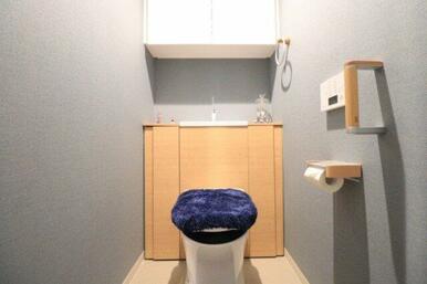 【トイレ】温水洗浄・脱臭機能や暖房便座機能などを備えたタンク一体型シャワートイレ。