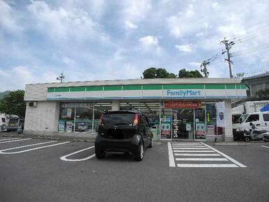 ファミリーマート長与三根店