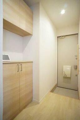 ◆玄関◆吊戸棚付きのシューズボックスで、たくさん靴が収納できそうですね♪ボックス内の棚は高さが変え…