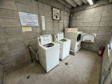 洗濯機が共用部分にあります♪