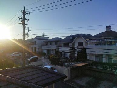 二階からの道路側の風景。落ち着いた住宅街です。