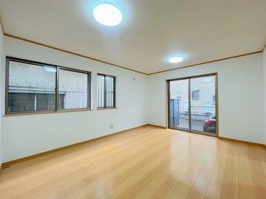 「LDK＿約15帖」2面採光で日当たり良好です。