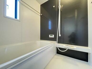 ゆったりと浸かれる1坪風呂を採用！1日の疲れを癒してくれる浴室は窓のある開放的な空間＾＾