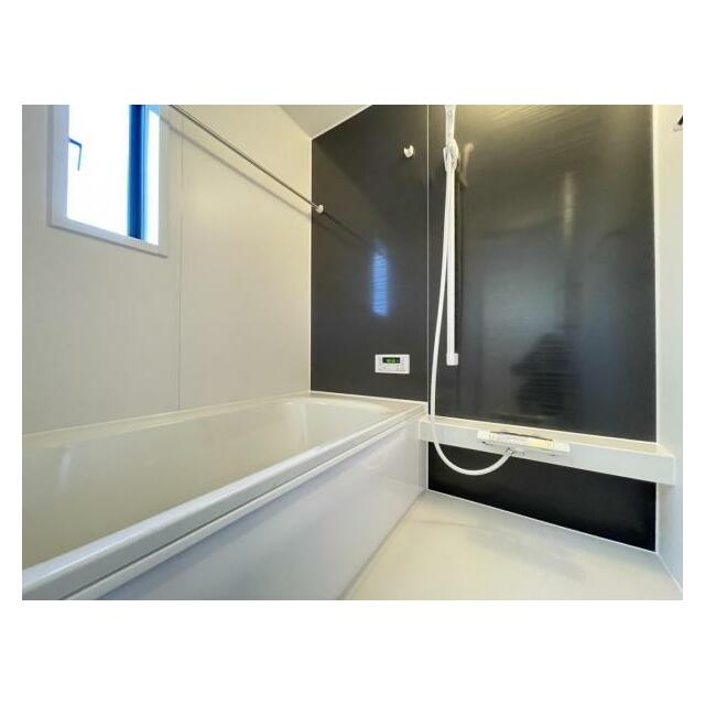 ゆったりと浸かれる1坪風呂を採用！1日の疲れを癒してくれる浴室は窓のある開放的な空間＾＾