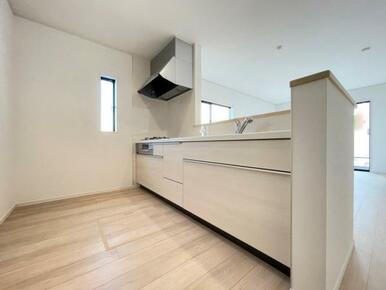 リビングの様子を見ながら家事ができるので小さなお子さまがいるご家庭も安心です＾＾