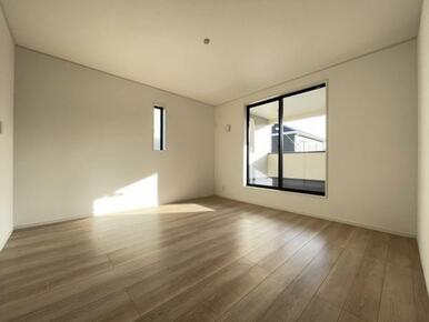 お部屋からバルコニーに出られるので、洗濯物や布団などをすぐ干せ取込みも楽にできます！