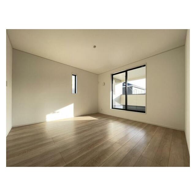 お部屋からバルコニーに出られるので、洗濯物や布団などをすぐ干せ取込みも楽にできます！