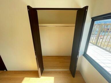 2階西側洋室収納.