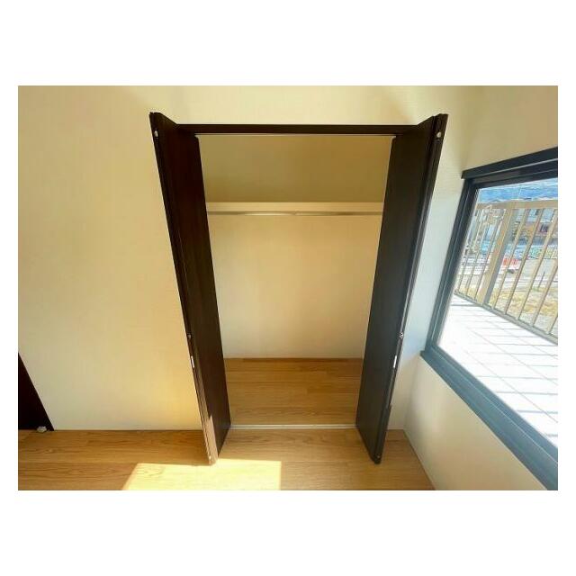 2階西側洋室収納.