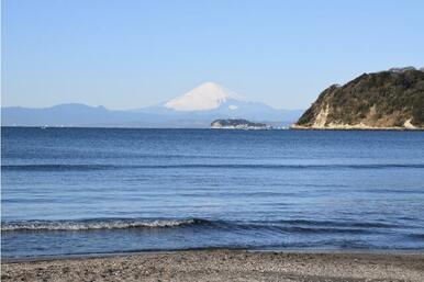 逗子海岸海水浴場　富士山と江ノ島を望む絶景