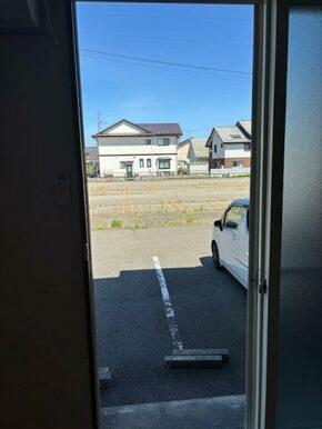 アパート敷地の隣は駐車場なので圧迫感がありません。