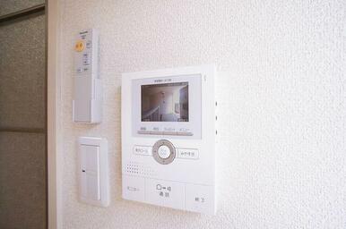 アイホン製・録画機能・カラーモニタ付きインターフォン。防犯上便利です。