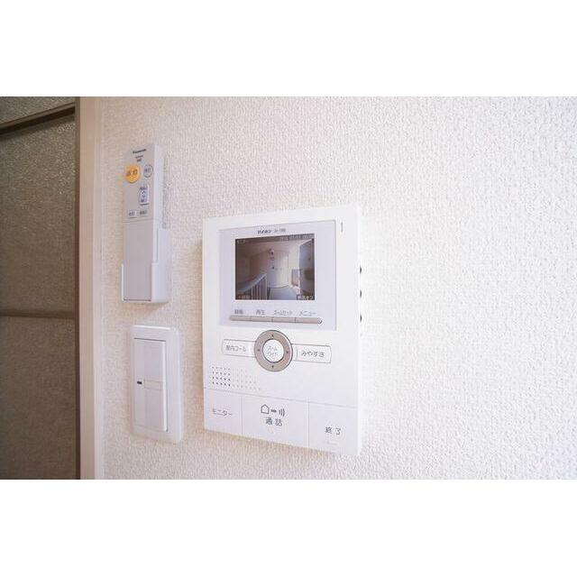 アイホン製・録画機能・カラーモニタ付きインターフォン。防犯上便利です。