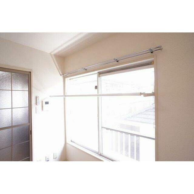 室内物干し用のバーが付いており、雨の日や花粉・土埃などが気になる時期に重宝します。使わないときは窓…