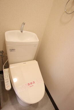 温泉洗浄便座つきの清潔感あるトイレです。